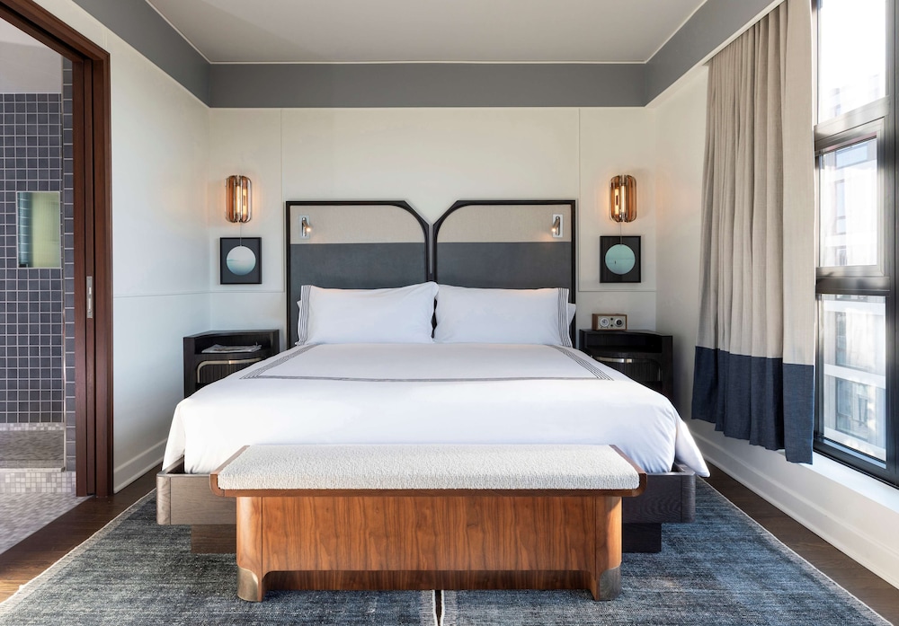 Room, 1 King Bed, River View photo 2