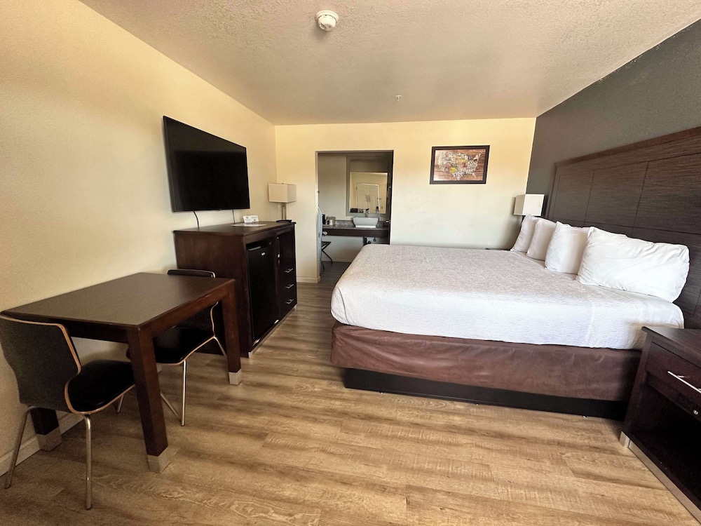 Standard Room, 1 King Bed, Accessible, Refrigerator & Microwave - Photo 5