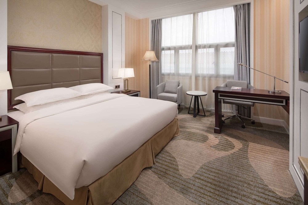NON-SMOKING 1 KING BED ACCESSIBLE ROOM
