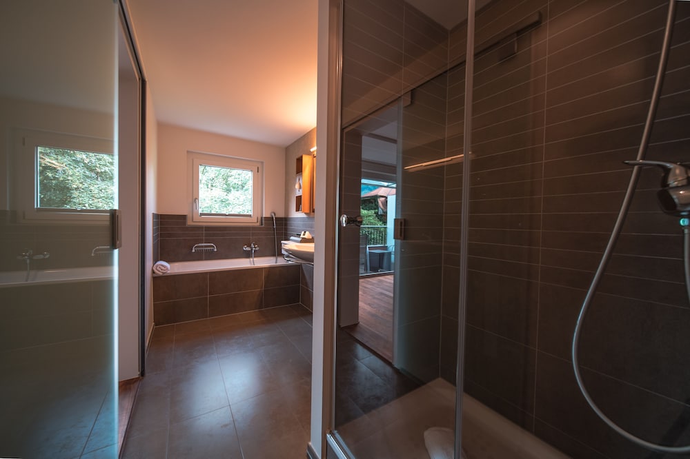 Modern, air-conditioned Deluxe room with balcony thumbnail 5