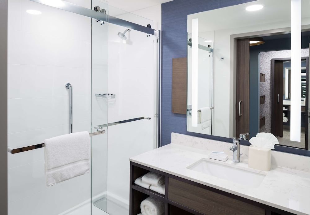 Deluxe Room, 1 King Bed, Accessible (Hearing) - Photo 6