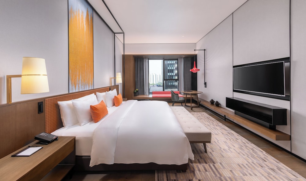 Deluxe Suite, 1 King Bed, Garden View photo 1