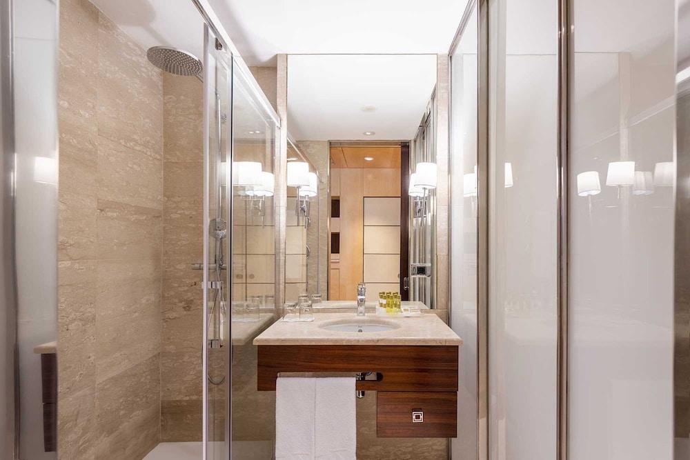 Superior Double Room, City View thumbnail 6