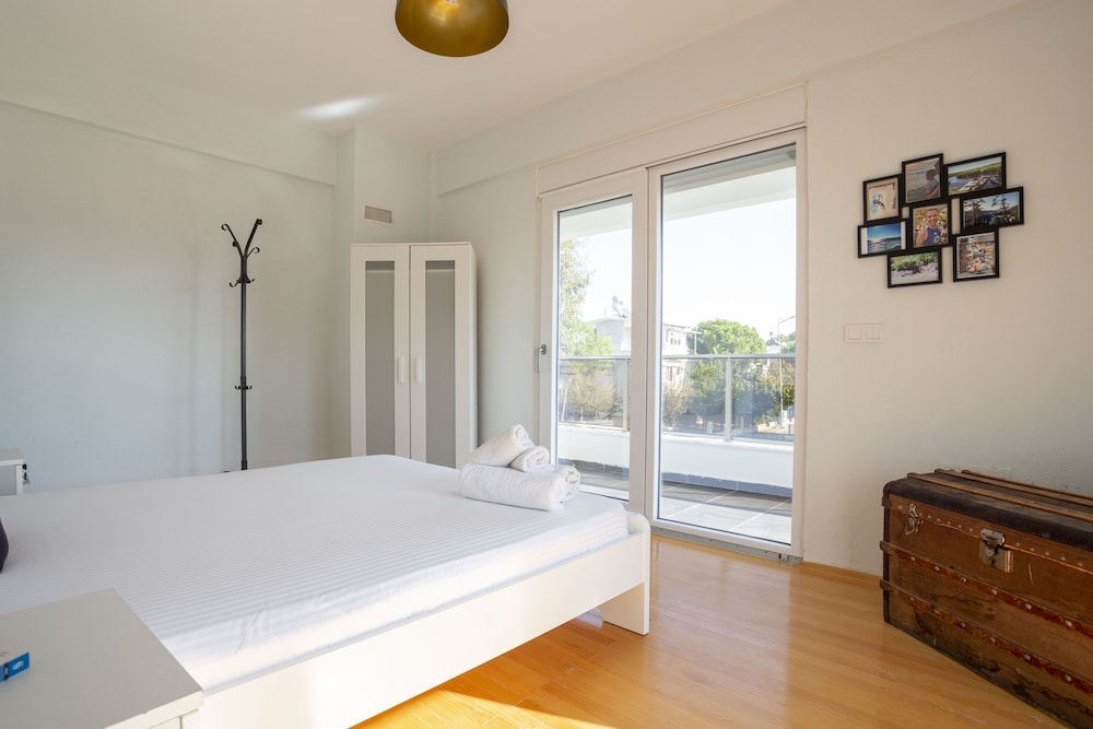 Amado - Duplex 3 Bed Apartment with Pool View and 2 Showers thumbnail 6