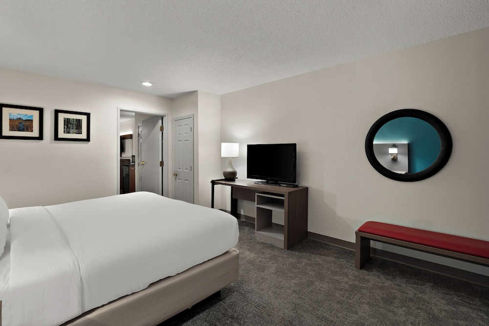 Standard Room, 1 King Bed - Photo 2