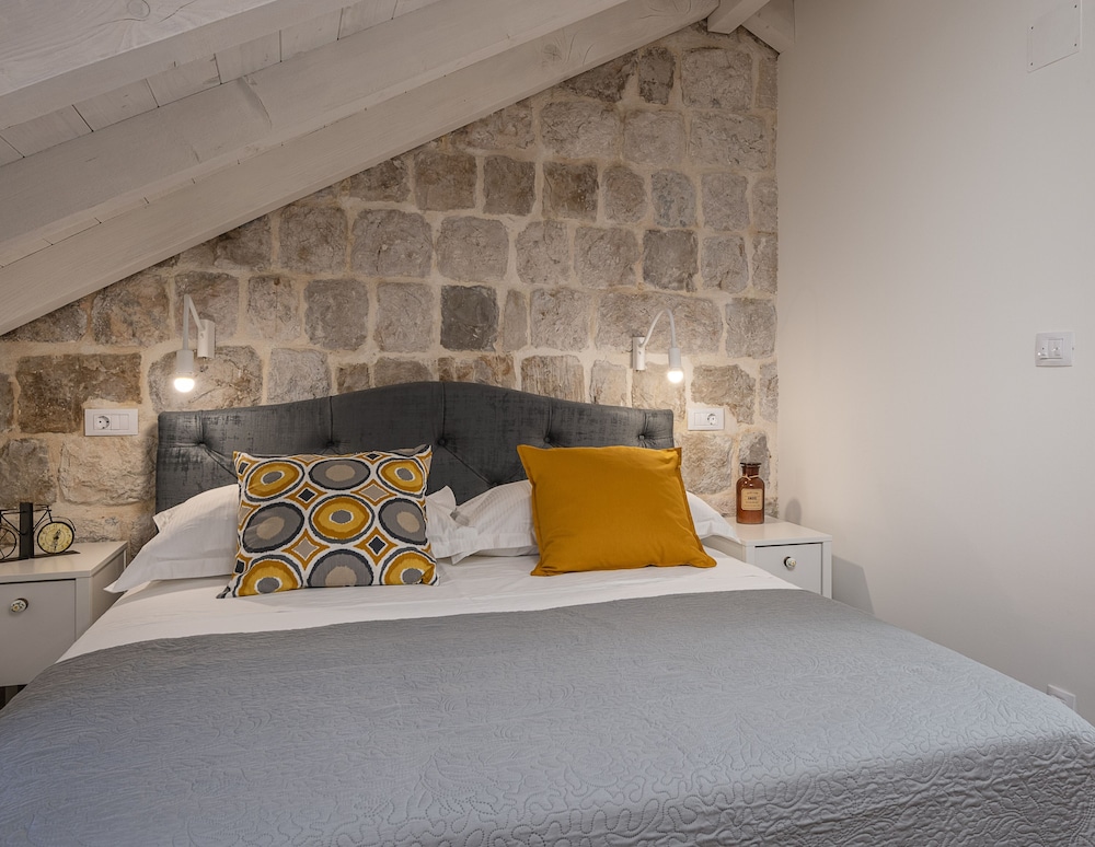 Studio (Studio - Attic)