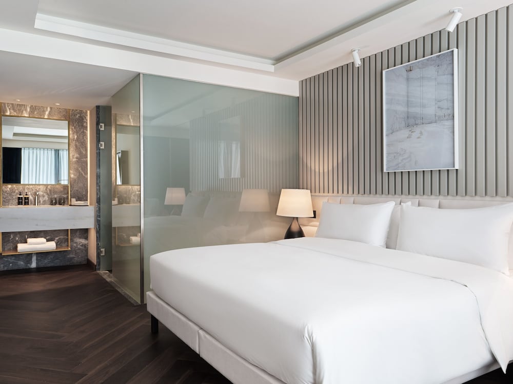 Grand Suite Acropolis with 1 King Bed