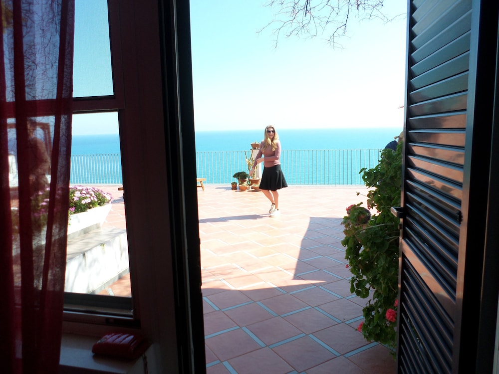 Double Room, 1 Double Bed, Private Bathroom, Oceanfront photo 2