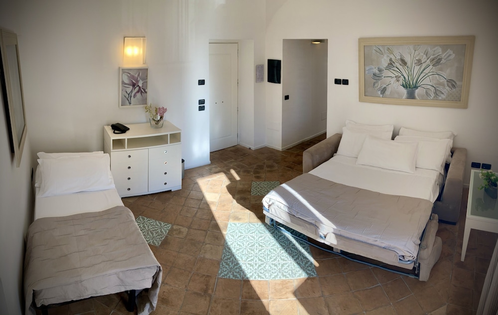 Standard Quadruple Room, Multiple Beds photo 2