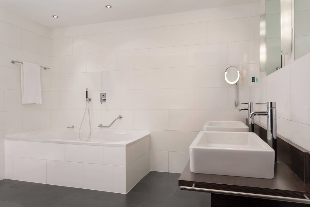 Executive Suite, 1 King Bed - Photo 6
