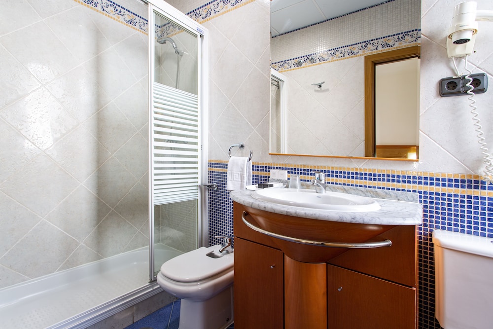 Double or Twin Room (Interior) - Photo 10