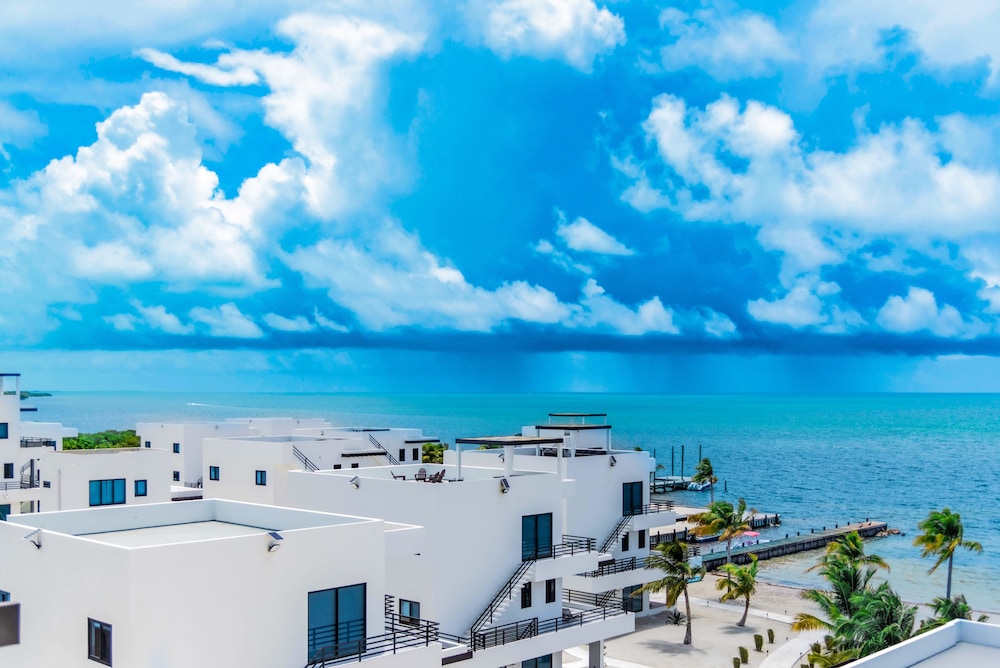 Deluxe Penthouse, 2 Bedrooms, Pool Access, Ocean View (Sea Front) photo 2