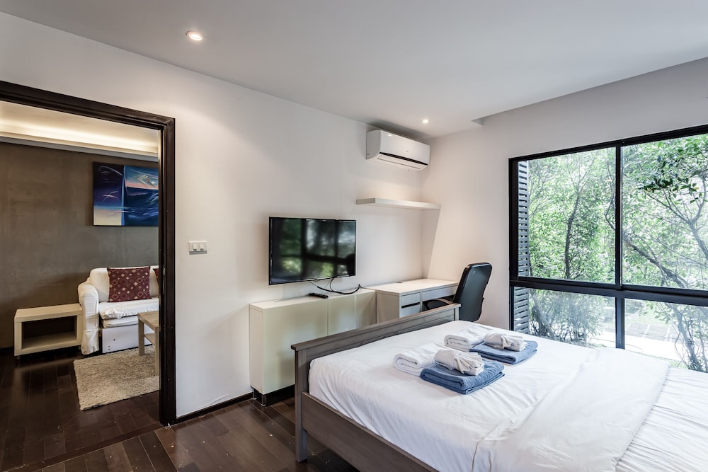 Classic Apartment, 1 Queen Bed, Garden View photo 1
