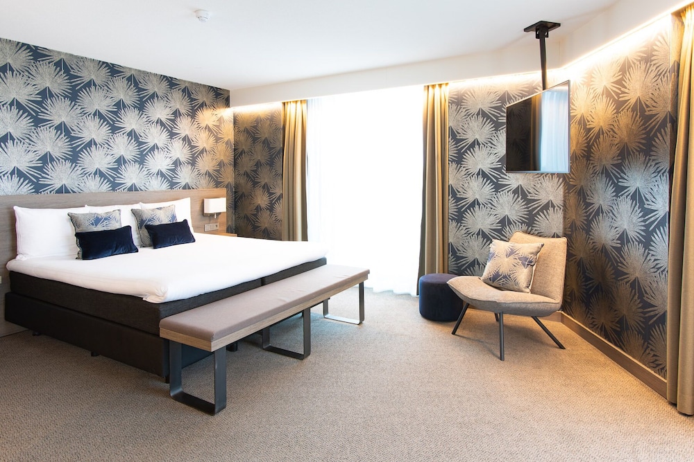 Junior Suite, 1 King Bed (Gold) photo 3