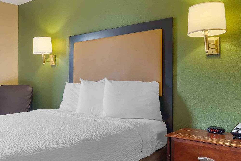 Deluxe Studio, 1 Queen Bed with Sofa bed, Non Smoking - Photo 3
