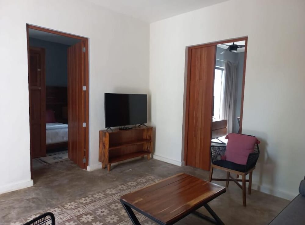 Standard Room, 1 King Bed - Photo 5