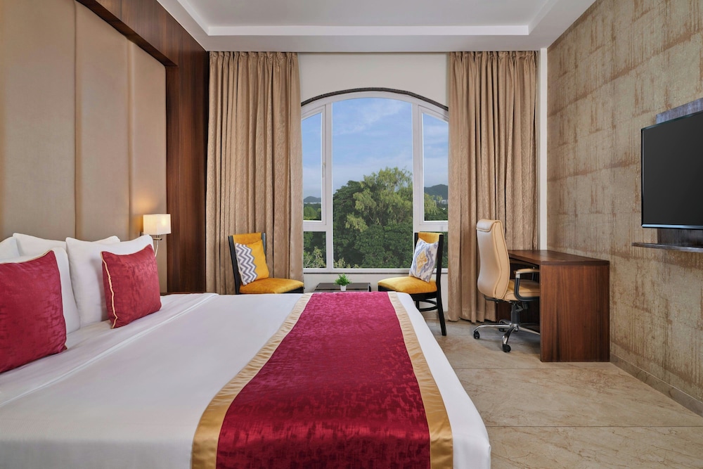 Classic Suite, 1 King Bed, City View - Photo 2