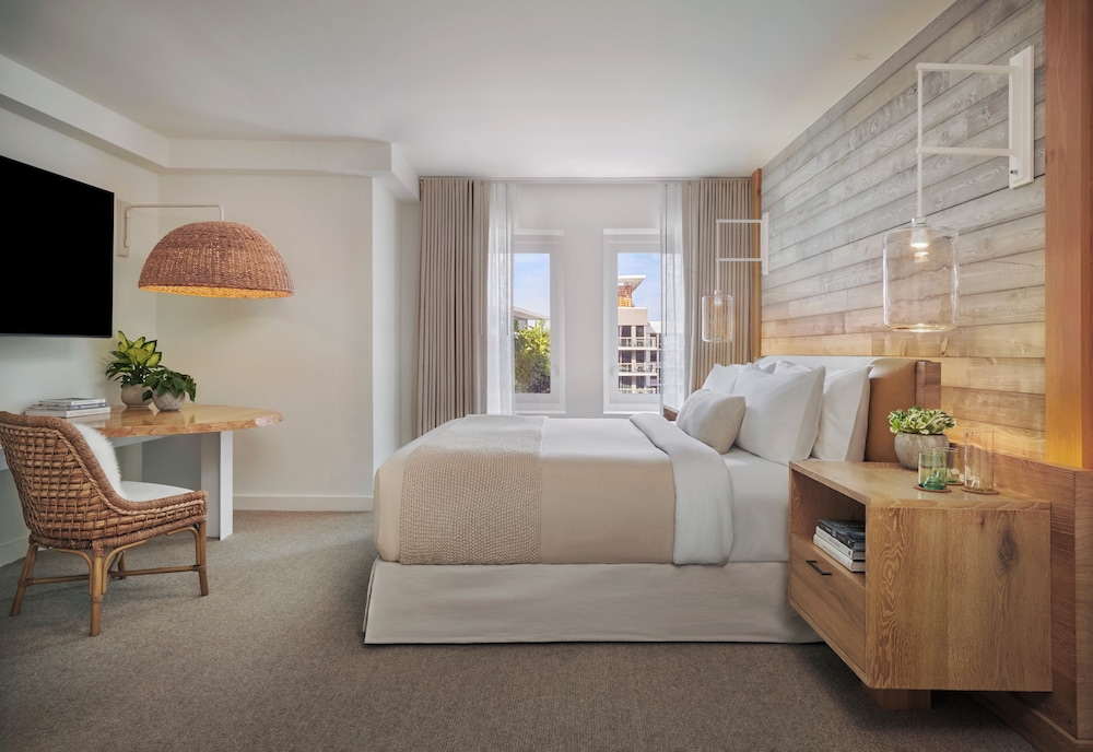 Suite, 1 King Bed, Balcony