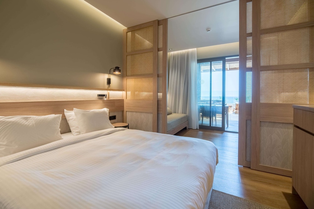 Petite Suite Sea View with Outdoor Hot Tub - Photo 13