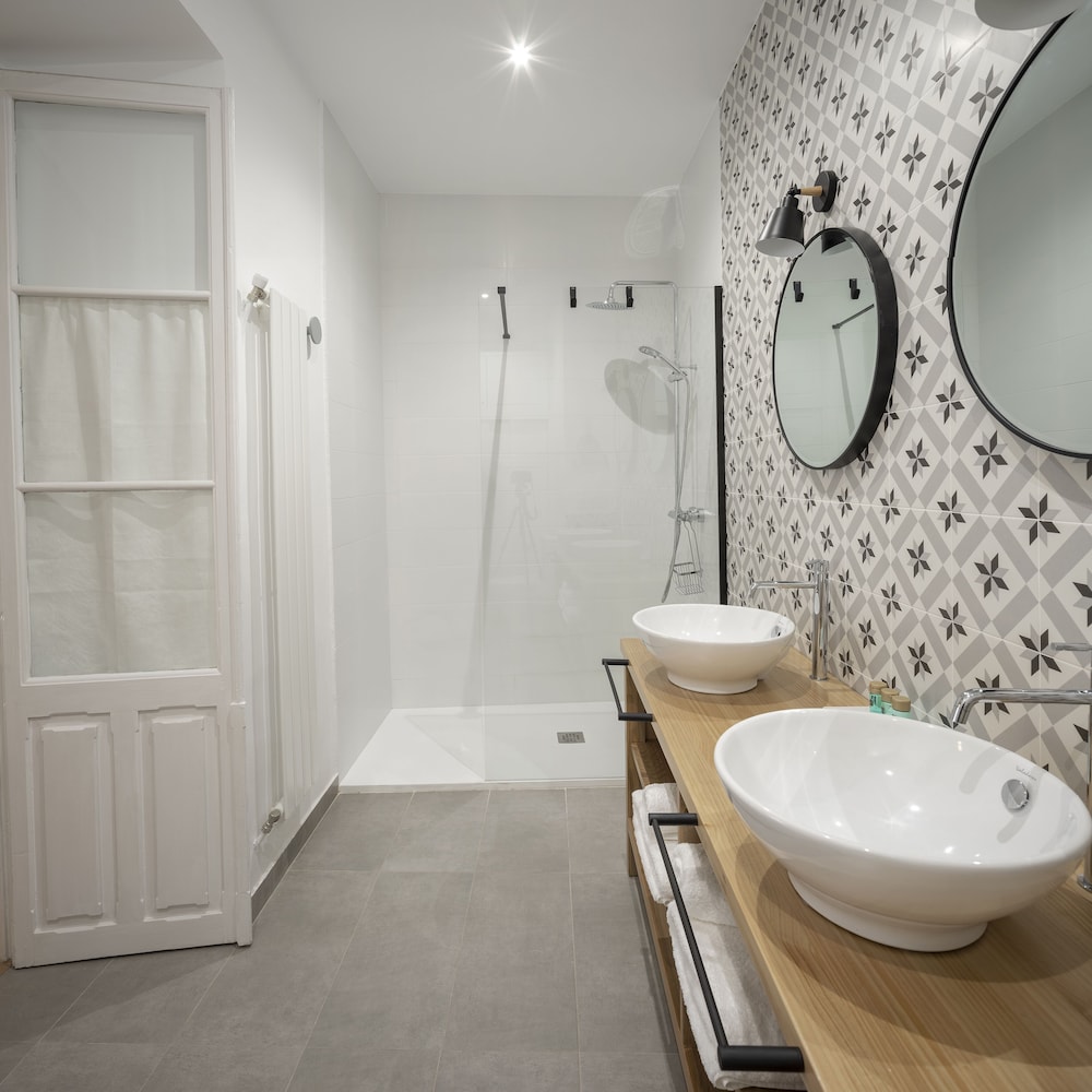 Family Apartment, Private Bathroom, Courtyard View (2 Habitaciones) - Photo 12