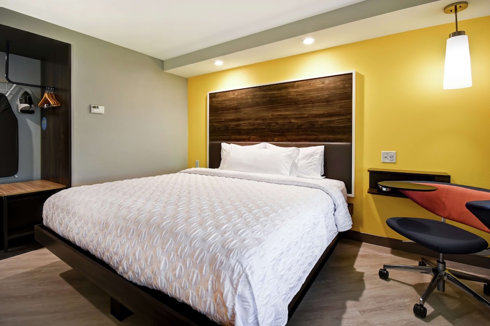 Room, 1 King Bed, Accessible (Mobility & Hearing, Roll-In Shower) photo 2