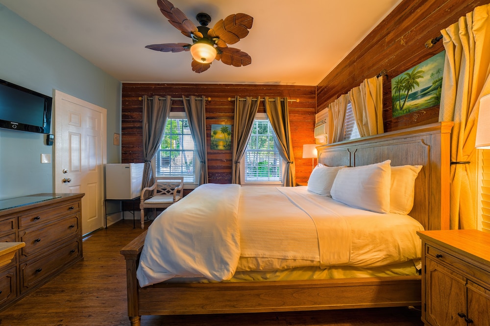 Deluxe Double Room, 1 King Bed, Accessible, City View - Adult Exclusive