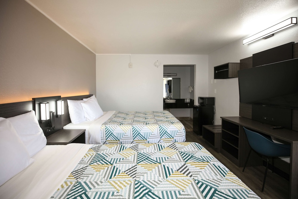Deluxe Room, 2 Queen Beds, Non Smoking, Refrigerator & Microwave photo 2