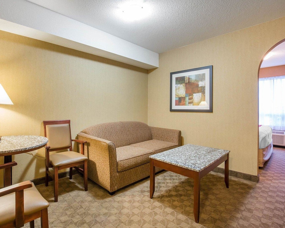 Suite, 1 King Bed, Non Smoking - Photo 3