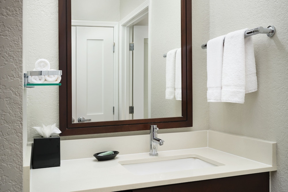 Suite, 2 Bedrooms (Mobility Accessible, Roll-In Shower) photo 2