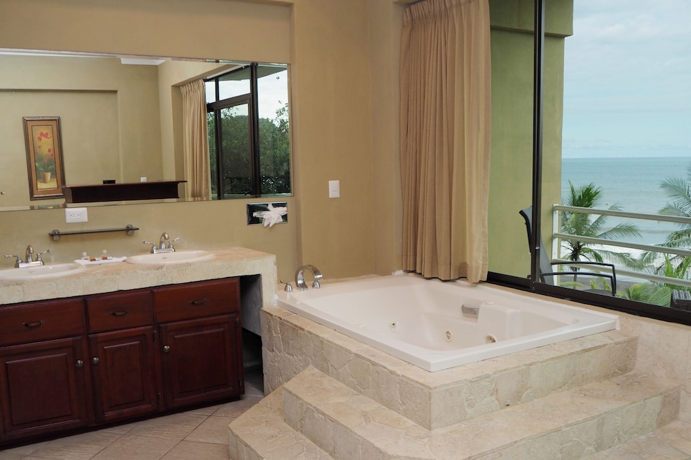 Deluxe Suite - Photo 8