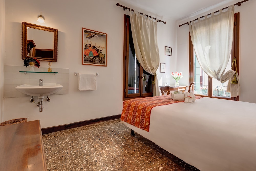 Double Room with Shared Bathroom photo 3