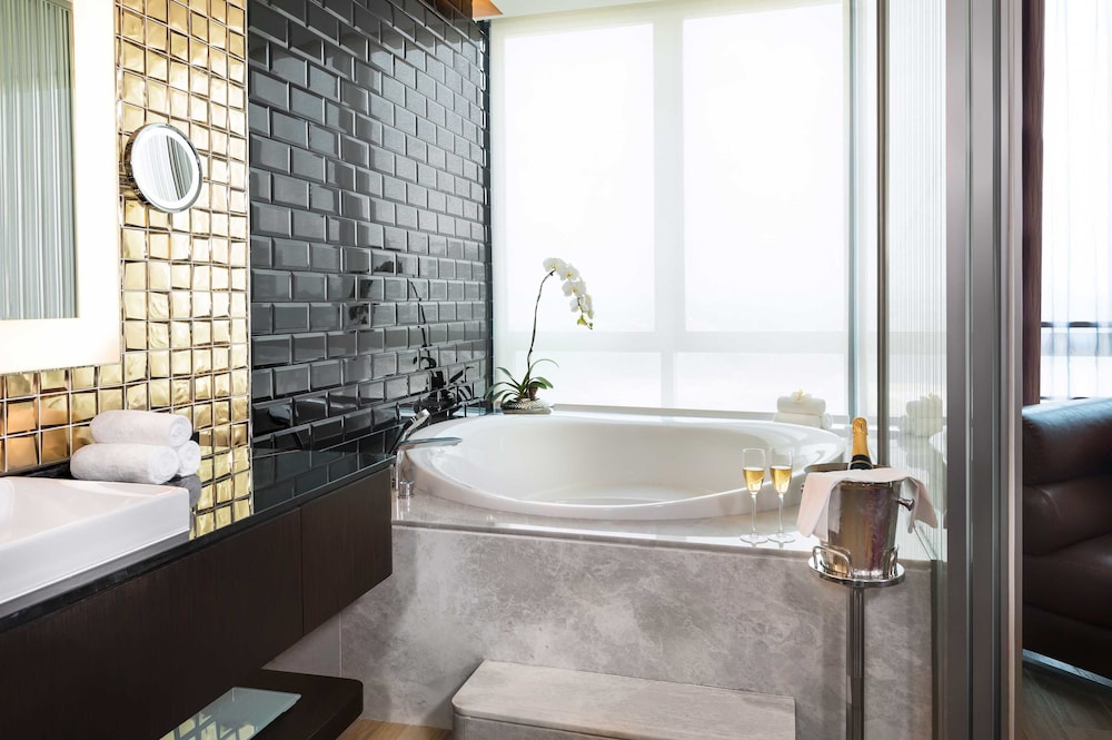 Superior King Room (Large Round Bathtub) thumbnail 6