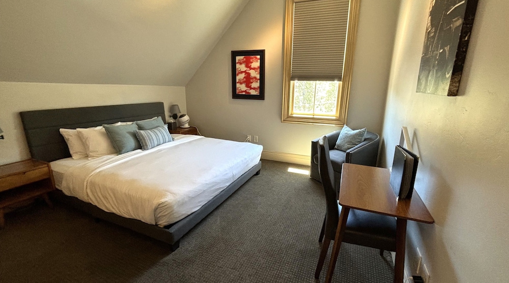 Standard Room, 1 King Bed, Non Smoking, Private Bathroom photo 1