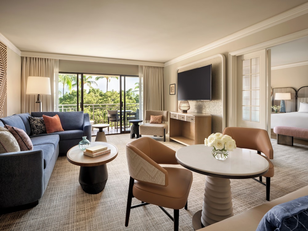 Suite, 1 King Bed, Garden View (1 Bedroom, Accessible Shower)