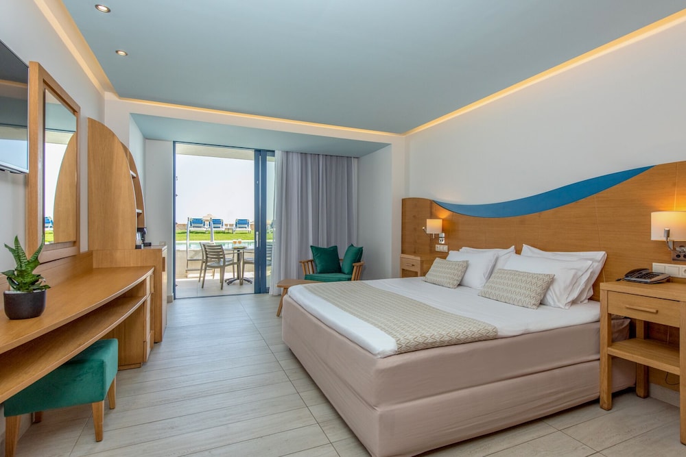 Suite, Pool Access, Sea Facing
