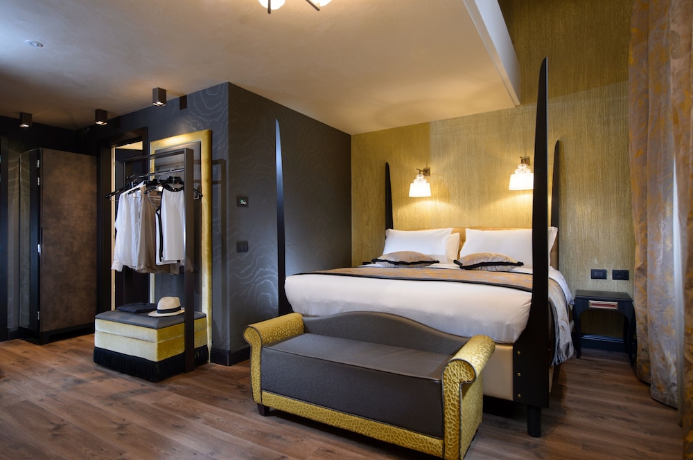 Honeymoon Suite, Jetted Tub, Canal View photo 3