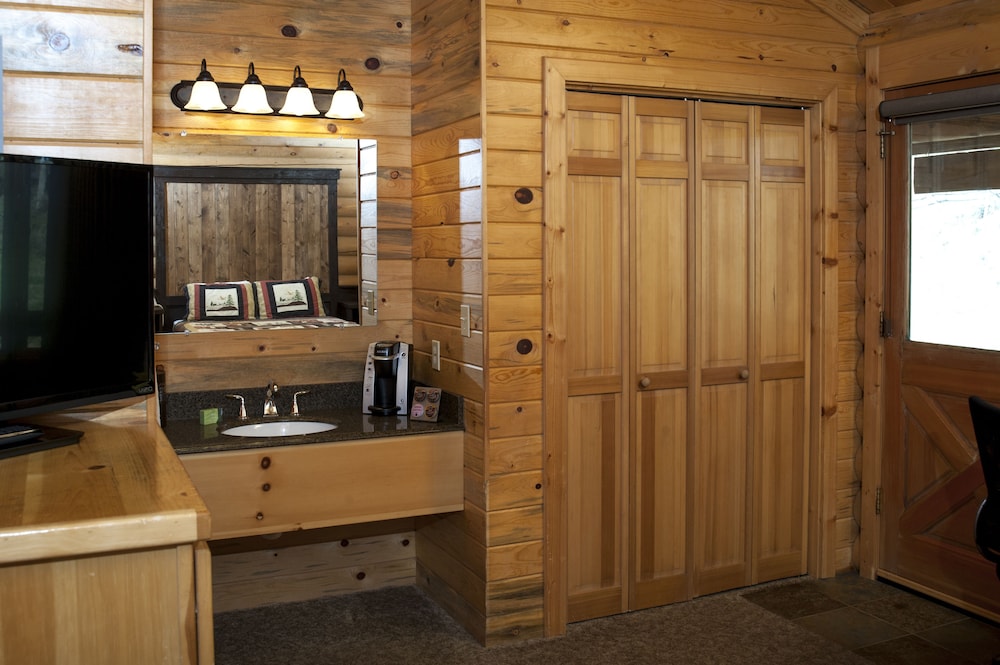 Deluxe One Room Cabin w/ 2 Queen Beds - Photo 5