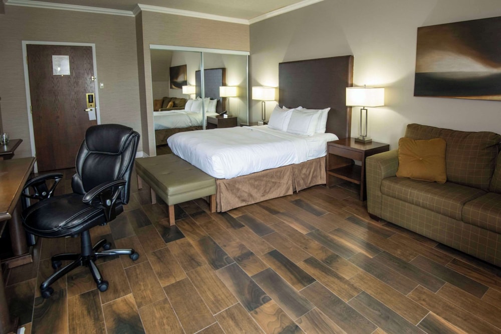 Standard Room, 1 Queen Bed with Sofa bed, Non Smoking - Photo 3