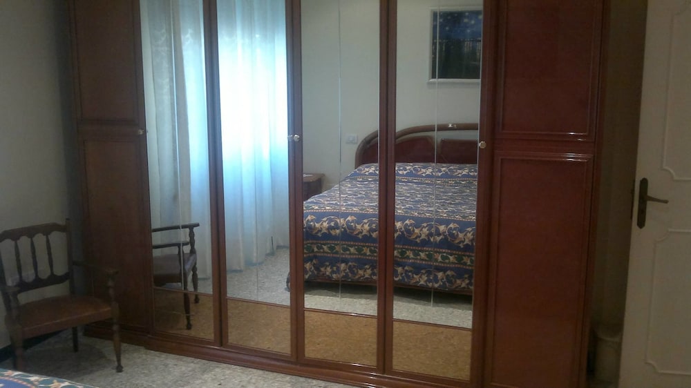 Double Room, 1 Queen Bed, Shared Bathroom photo 3