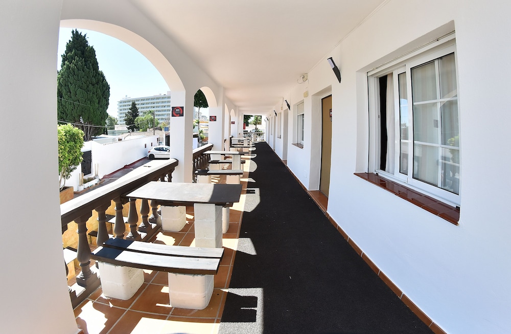 Standard Triple Room with Free Airport Shuttle - Photo 3
