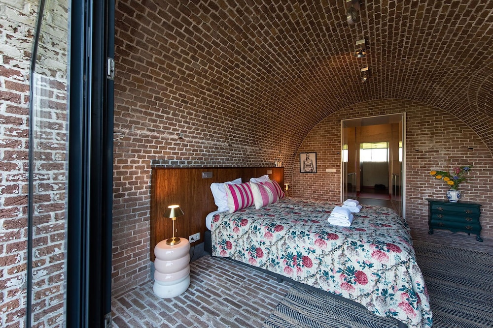 Executive Suite - Photo 1