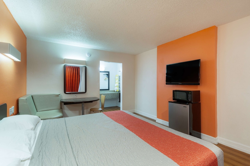 Deluxe Room, 1 King Bed, Smoking, Refrigerator & Microwave - Photo 3