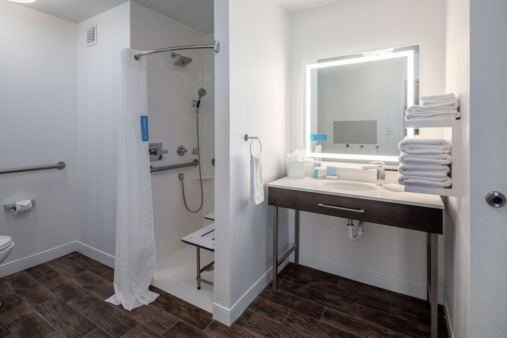 Suite, 1 King Bed, Accessible (3x3 Shower) - Photo 4