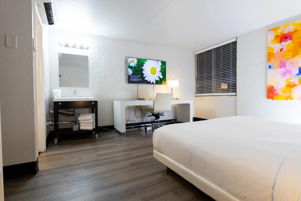 Standard Room, 1 King Bed, Accessible, Non Smoking - Photo 5