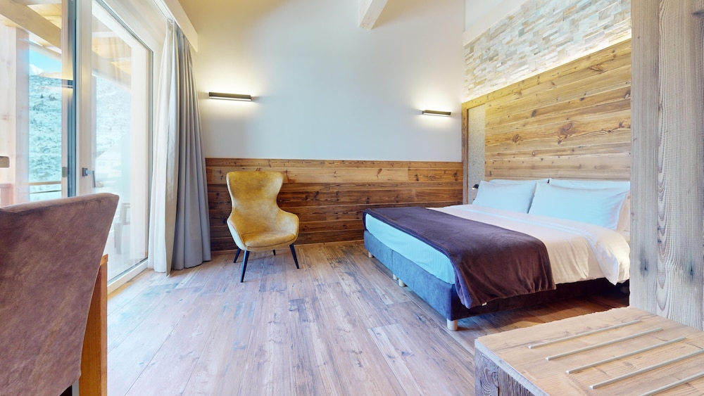 Adjacent Junior Luxury Suite photo 2