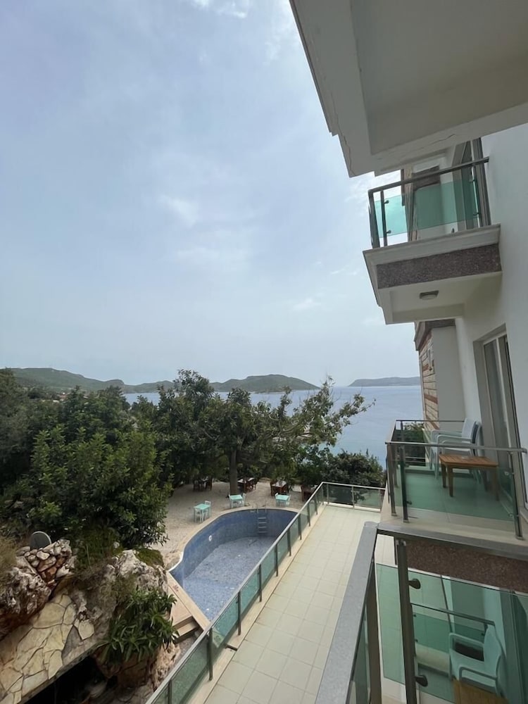 Family Room with Partially Sea View photo 3