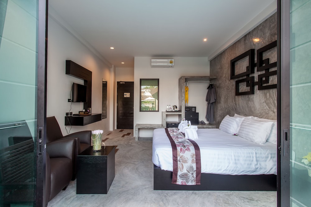 Deluxe Room, Pool Access photo 2