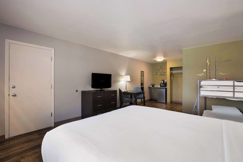 Standard Room, Multiple Beds, Non Smoking - Photo 2