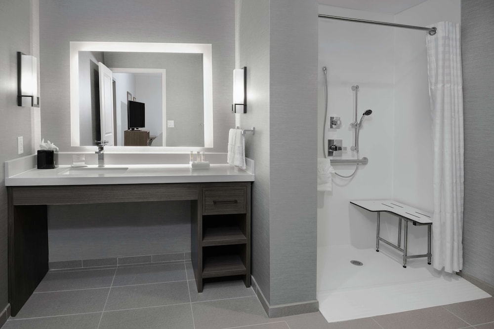 Suite, 2 Queen Beds, Accessible (Roll-In Shower) photo 2