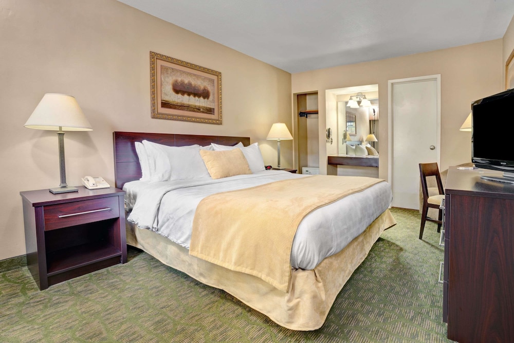 Standard Room, 1 King Bed